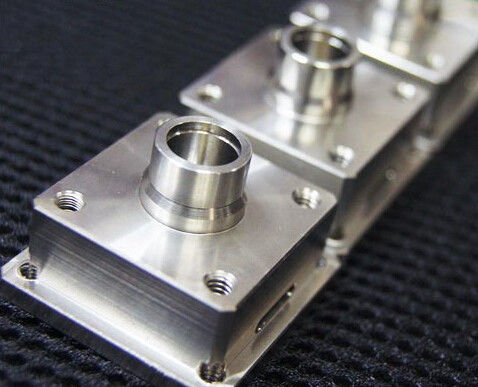 Изготовленный на заказ металл CNC подвергая механической обработке для алюминиевых латунных автозапчастей прототипа утюга
